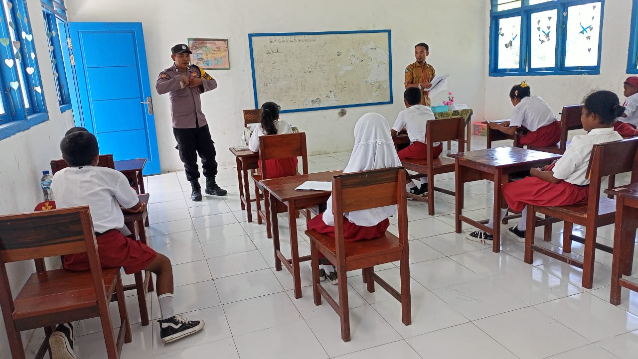 BHABINKAMTIBMAS DESA JERWATU, HADIR DAN BERIKAN PENGAMANAN KEGIATAN UJIAN ASESMEN AKHIR TINGKAT SD NEGERI TASINWAHA.