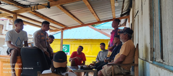 BhabinKamtibmas Adaut jalin kedekatan dengan Pemuda lewat giat sambang