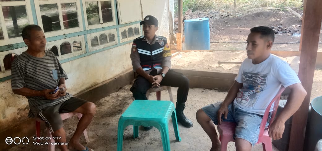 Bhabinkamtibmas Briptu Mosse Sambangi Warga di Desa, Minta Warga Pro Aktif Jaga Kamtibmas