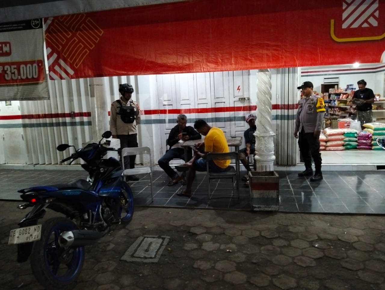 Polsek Waisarisa Laksanakan Patroli Malam Cegah Gangguan Kamtibmas.