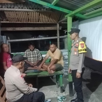 Wujudkan Rasa Aman Kepada Warga, Polsek Waesama Laksanakan Patroli Sambang Warga Malam Hari.