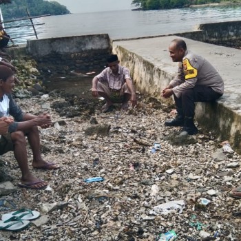 Lewat Sambang Bhabinkamtibmas Polsek Ambalau Ajak Warga Wujudkan Kamtibmas Kondusif