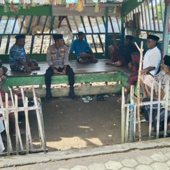 Sambangi Warga, Kapolsek Ambalau Sampaikan Himbauan Kamtibmas