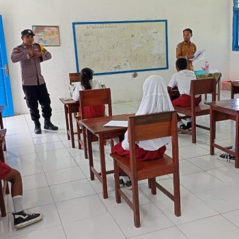 BHABINKAMTIBMAS DESA JERWATU, HADIR DAN BERIKAN PENGAMANAN KEGIATAN UJIAN ASESMEN AKHIR TINGKAT SD NEGERI TASINWAHA.