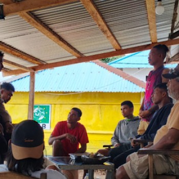 BhabinKamtibmas Adaut jalin kedekatan dengan Pemuda lewat giat sambang
