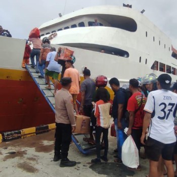 KPPP Polsek Kisar Hadir Pantau Aktifitas Warga di Pelabuhan Laut Wonreli
