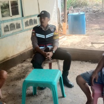 Bhabinkamtibmas Briptu Mosse Sambangi Warga di Desa, Minta Warga Pro Aktif Jaga Kamtibmas