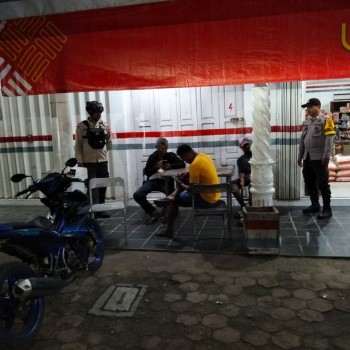 Polsek Waisarisa Laksanakan Patroli Malam Cegah Gangguan Kamtibmas.