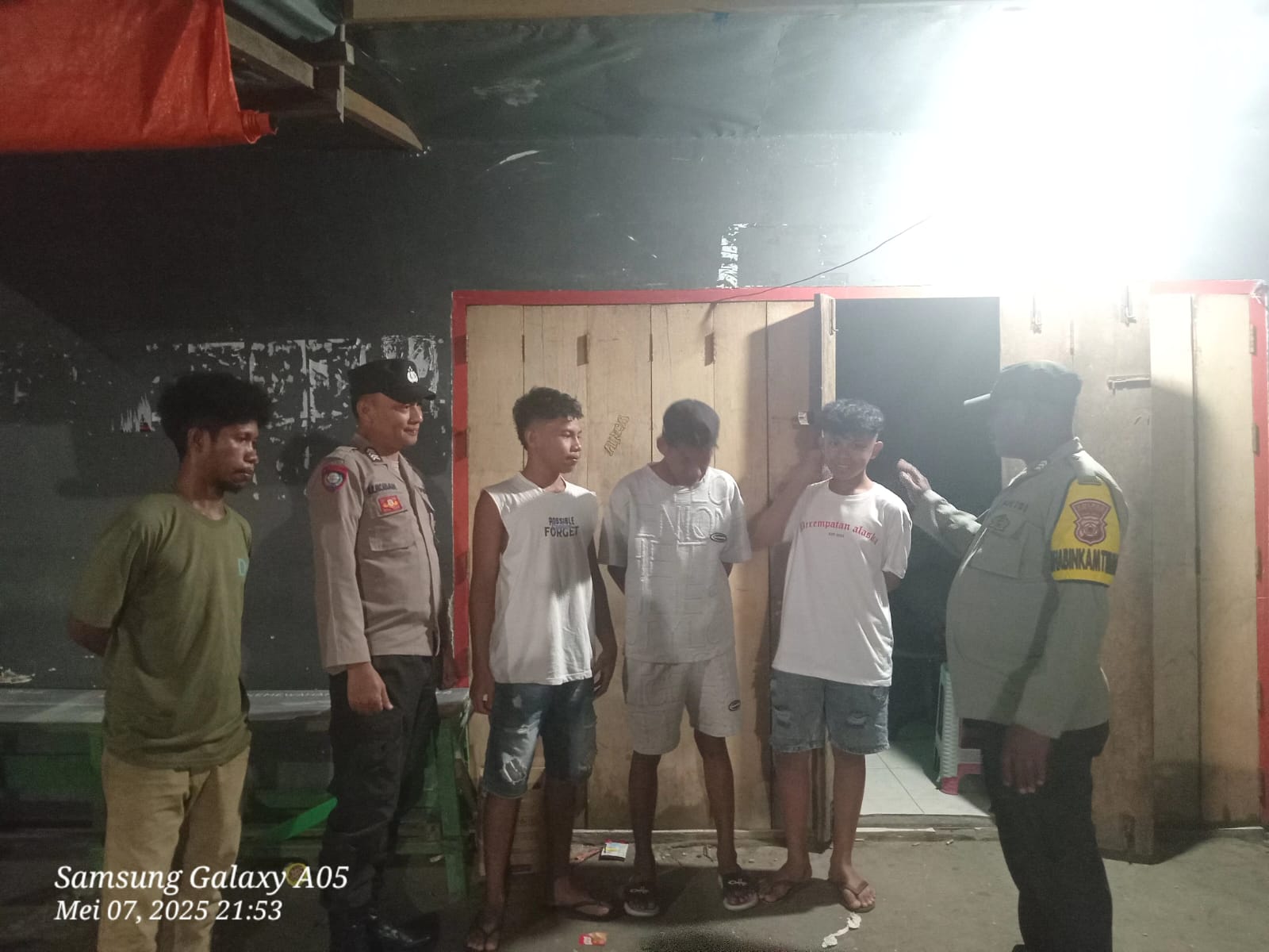 Patroli Malam Polsek Waesama, sambang Warga Sampaikan Himbauan Kamtibmas