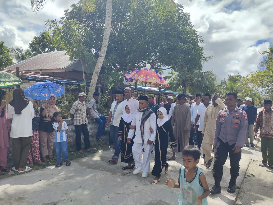 BENTUK KEHADIRAN POLRI DITENGAH-TENGAH MASYARAKAT, PERSONEL POLSEK JEROL AMANKAN CALON JAMA'AH HAJI MENUJU MASJID NURUL IMAN