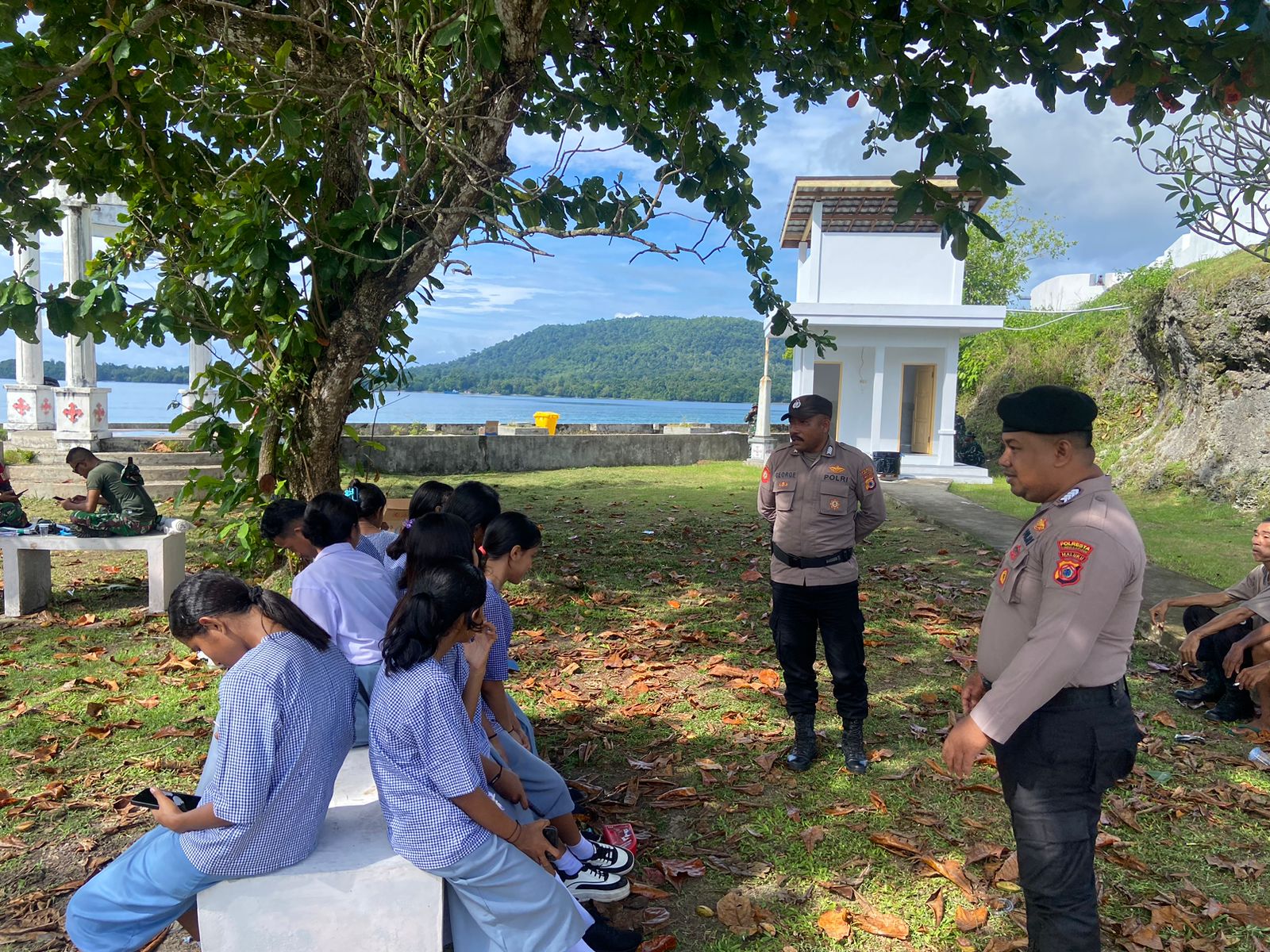 Polsek Saparua Laksanakan Patroli Rutin, Jalin Kemitraan dan Cegah Gangguan Kamtibmas