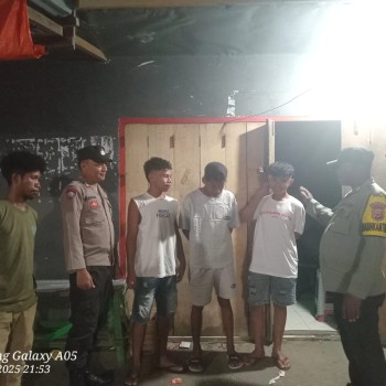 Patroli Malam Polsek Waesama, sambang Warga Sampaikan Himbauan Kamtibmas