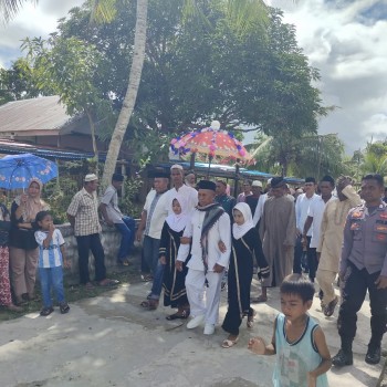 BENTUK KEHADIRAN POLRI DITENGAH-TENGAH MASYARAKAT, PERSONEL POLSEK JEROL AMANKAN CALON JAMA'AH HAJI MENUJU MASJID NURUL IMAN