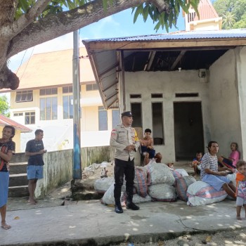 Bhabinkamtibmas Desa Kumur Bripka Leatemia Minta Partisipasi Warga Jaga Kamtibmas