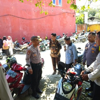 Polsek Salahutu Lakukan Pengamanan dalam Acara Syukuran Kelulusan SMA Negeri 3 Maluku Tengah