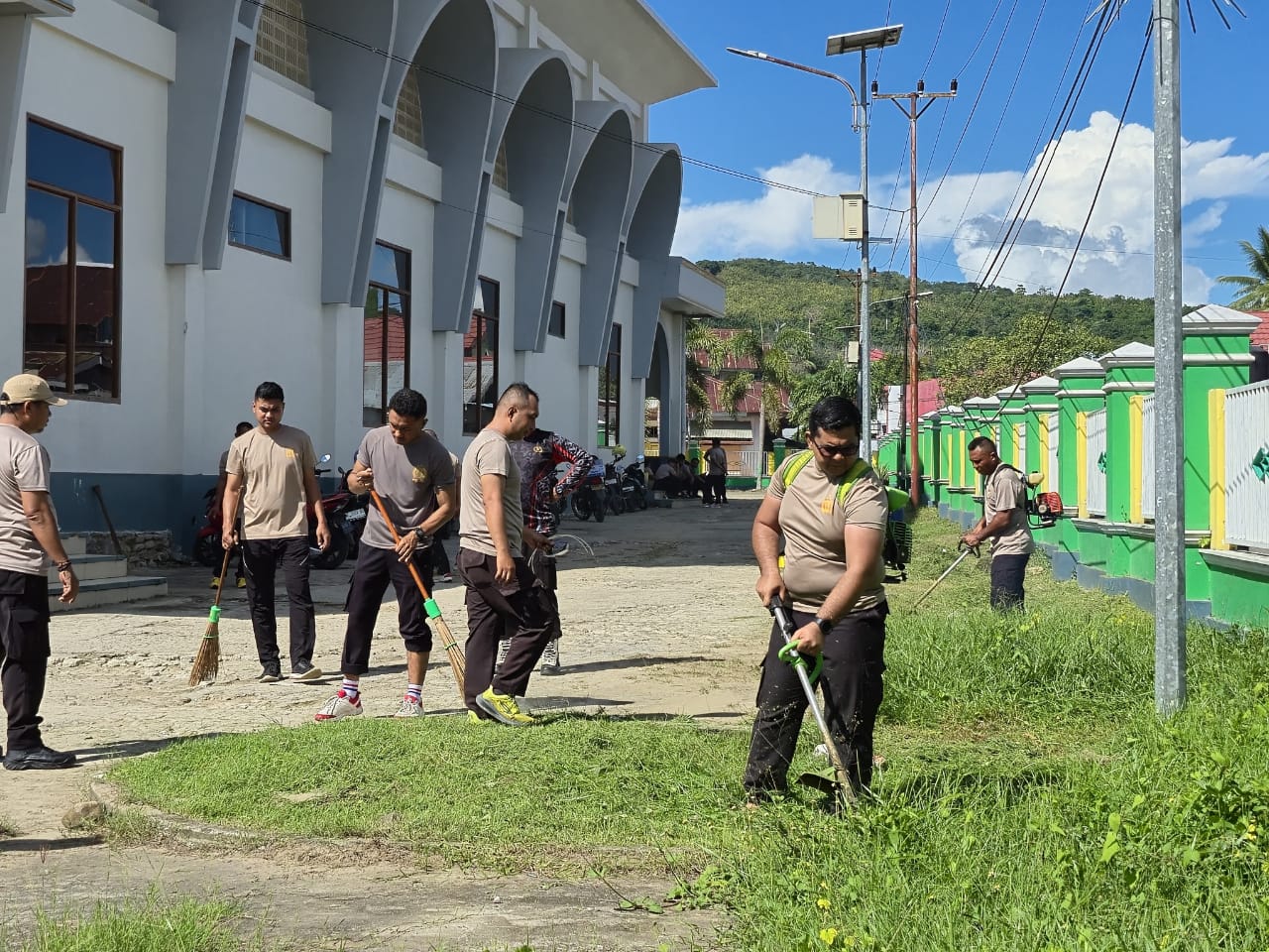 Polri Untuk Masyarakat, Polres SBT Bersihkan Masjid Jelang Pelepasan Jamaah Haji