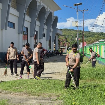 Polri Untuk Masyarakat, Polres SBT Bersihkan Masjid Jelang Pelepasan Jamaah Haji