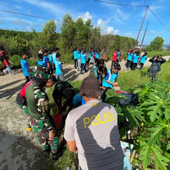 Jalin Sinergitas TNI-Polri, Jajaran Polres Kepulauan Tanimbar ikut kegiatan Karya Bakti