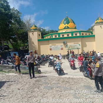 Amankan Ibadah Sholat Jumat, Bhabinkamtibmas Sifnana hadir berikan rasa aman