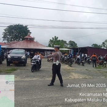 Sat Lantas Polres Maluku Barat Daya Maksimalkan Pengamanan Sholat Jumat di Masjid Nurul Iman Kalwedo