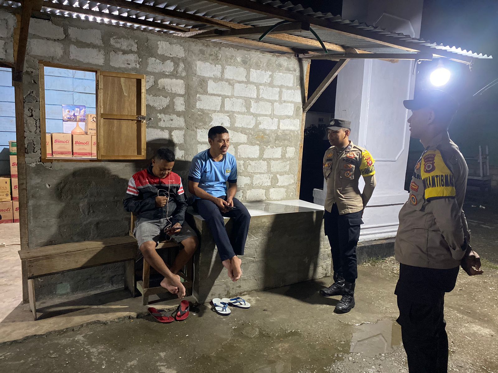 Polsek Namrole Gencar Patroli Malam, Sambang Warga Saat Aktivitas Malam