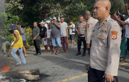 Aksi Palang Jalan di Tulehu Berhasil Diselesaikan Anggota Polri Asal Desa Tersebut