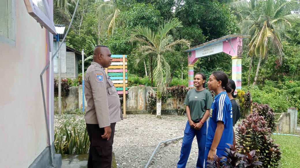 Bhabinkmatibmas Polsek Amahai Gelar Sambang Kamtibmas