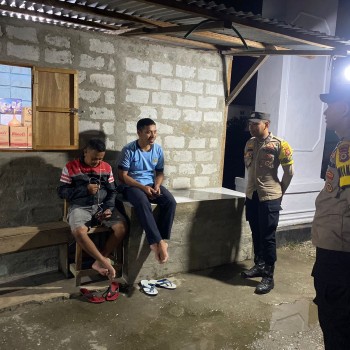 Polsek Namrole Gencar Patroli Malam, Sambang Warga Saat Aktivitas Malam