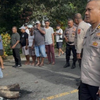 Aksi Palang Jalan di Tulehu Berhasil Diselesaikan Anggota Polri Asal Desa Tersebut