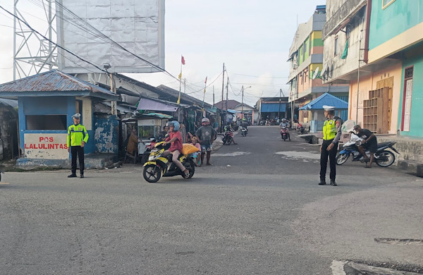 Jamin kelancaran lalu lintas, Sat Lantas Polres Kepulauan Tanimbar lakukan pengaturan di sore hari