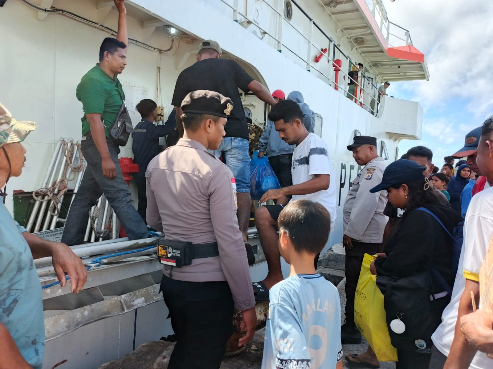 KPPP Polsek Babar Timur Utamakan Pelayanan Aktifitas Warga di Pelabuhan Laut Kroing
