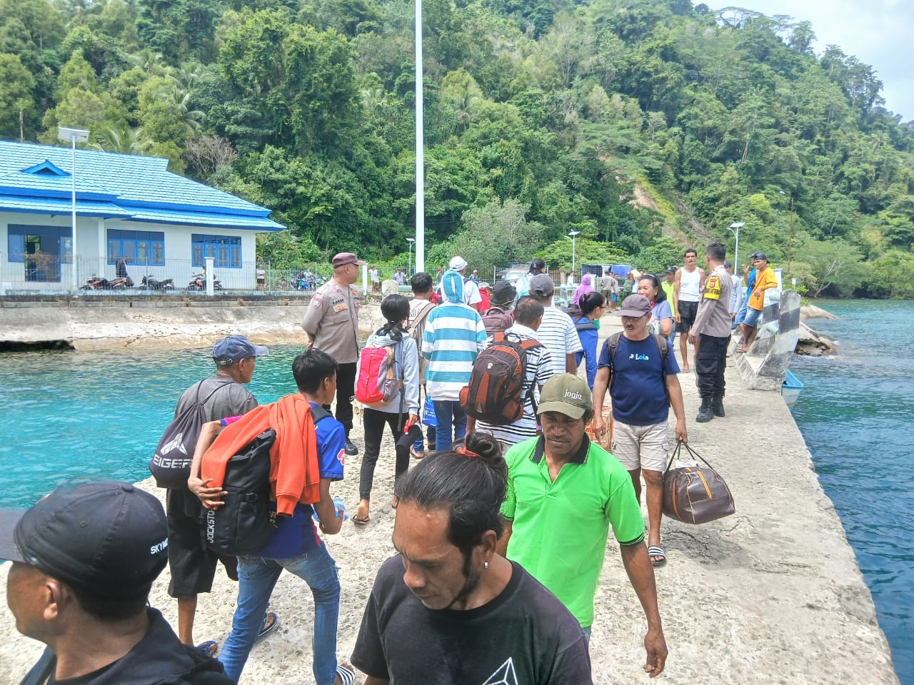 Polsek  Nusa Laut Lakukan Pengamanan di Pelabuhan Ferry Waihutete-Ameth