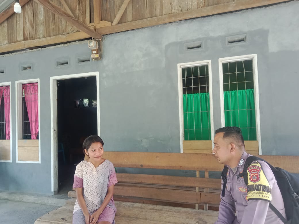Bhabinkamtibmas Polsek Waipia BRIPKA Weros D Kokiroba, Kembali Lakukan Kegiatan Door to door sistem