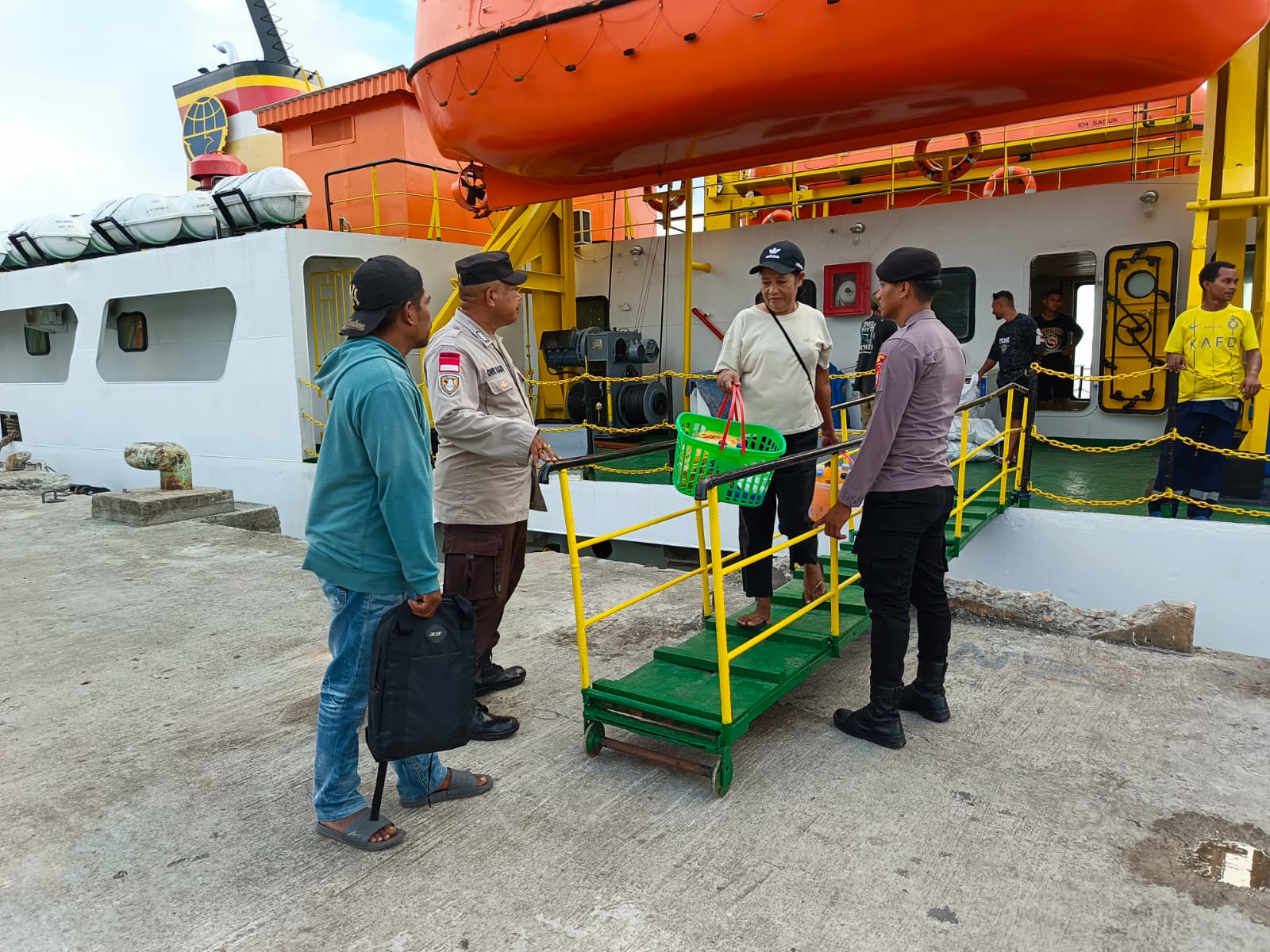KPPP Polsek Babar Timur Pantau Embarkasi dan Debarkasi di Pelabuhan Laut Kroing