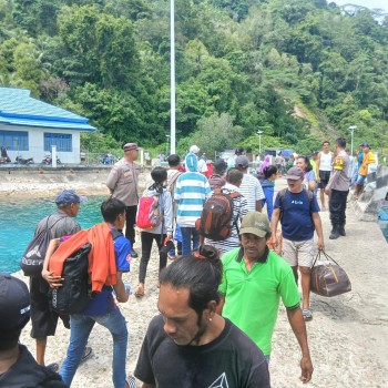 Polsek  Nusa Laut Lakukan Pengamanan di Pelabuhan Ferry Waihutete-Ameth