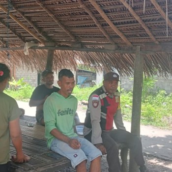 Bhabinkamtibmas Aipda Salawane Rutin Bina Warga Melalui Sosialisasi Kamtibmas