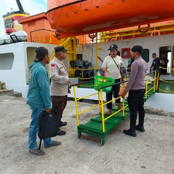 KPPP Polsek Babar Timur Pantau Embarkasi dan Debarkasi di Pelabuhan Laut Kroing