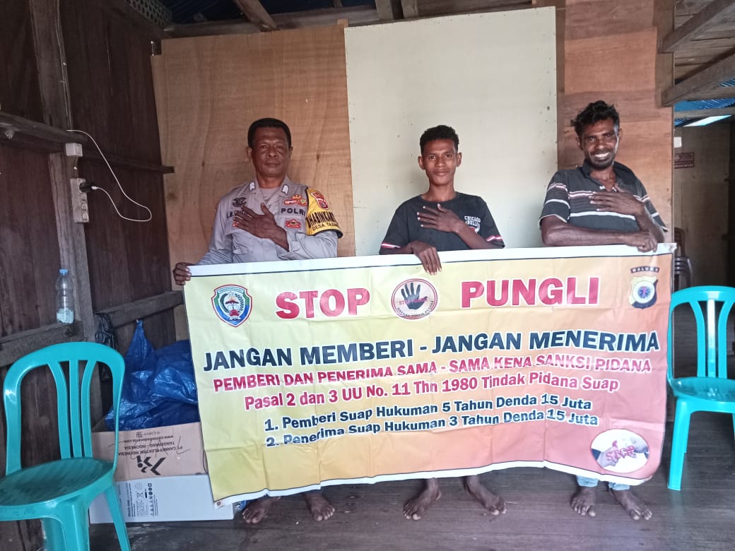 SAMBANGI WARGA BINAAN, BHABINKAMTIBMAS DESA TASINWAHA SOSIALISASIKAN SABER PUNGLI.