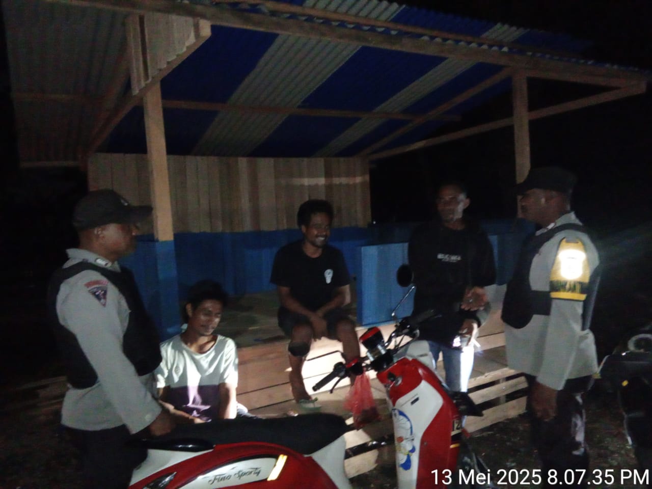 Sambangi Pos Kamling, Patroli Polsek Waesama Sampaikan Pesan Kamtibmas Kepada Masyarakat