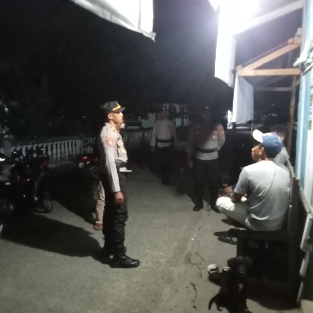 Kapolsek Leksula Sambangi Warga untuk Jaga Kamtibmas
