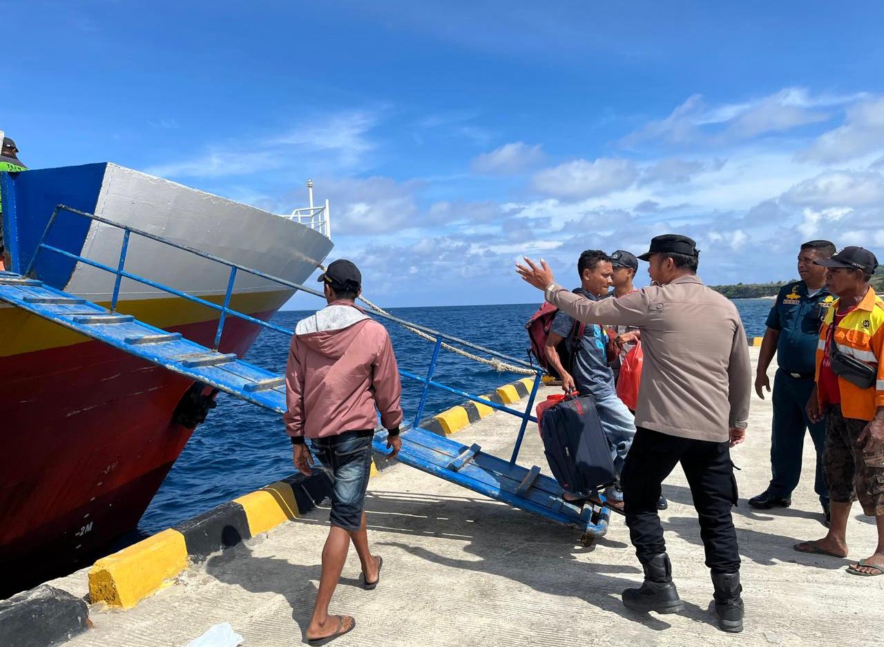 KPPP Polsek Kisar Hadir Gelar Pengamanan Aktifitas Warga di Pelabuhan Laut Wonreli