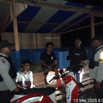 Sambangi Pos Kamling, Patroli Polsek Waesama Sampaikan Pesan Kamtibmas Kepada Masyarakat