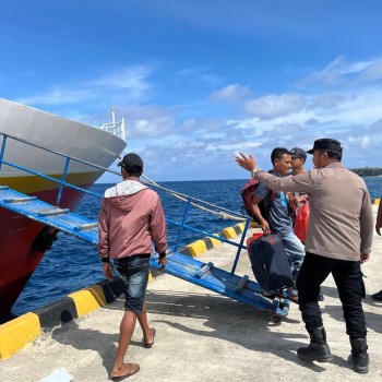KPPP Polsek Kisar Hadir Gelar Pengamanan Aktifitas Warga di Pelabuhan Laut Wonreli