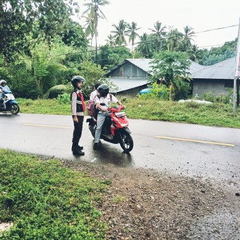 Polsek Wetar Gatur Jalan, Minta Warga Taati Aturan Berlalu Lintas di Jalan Raya