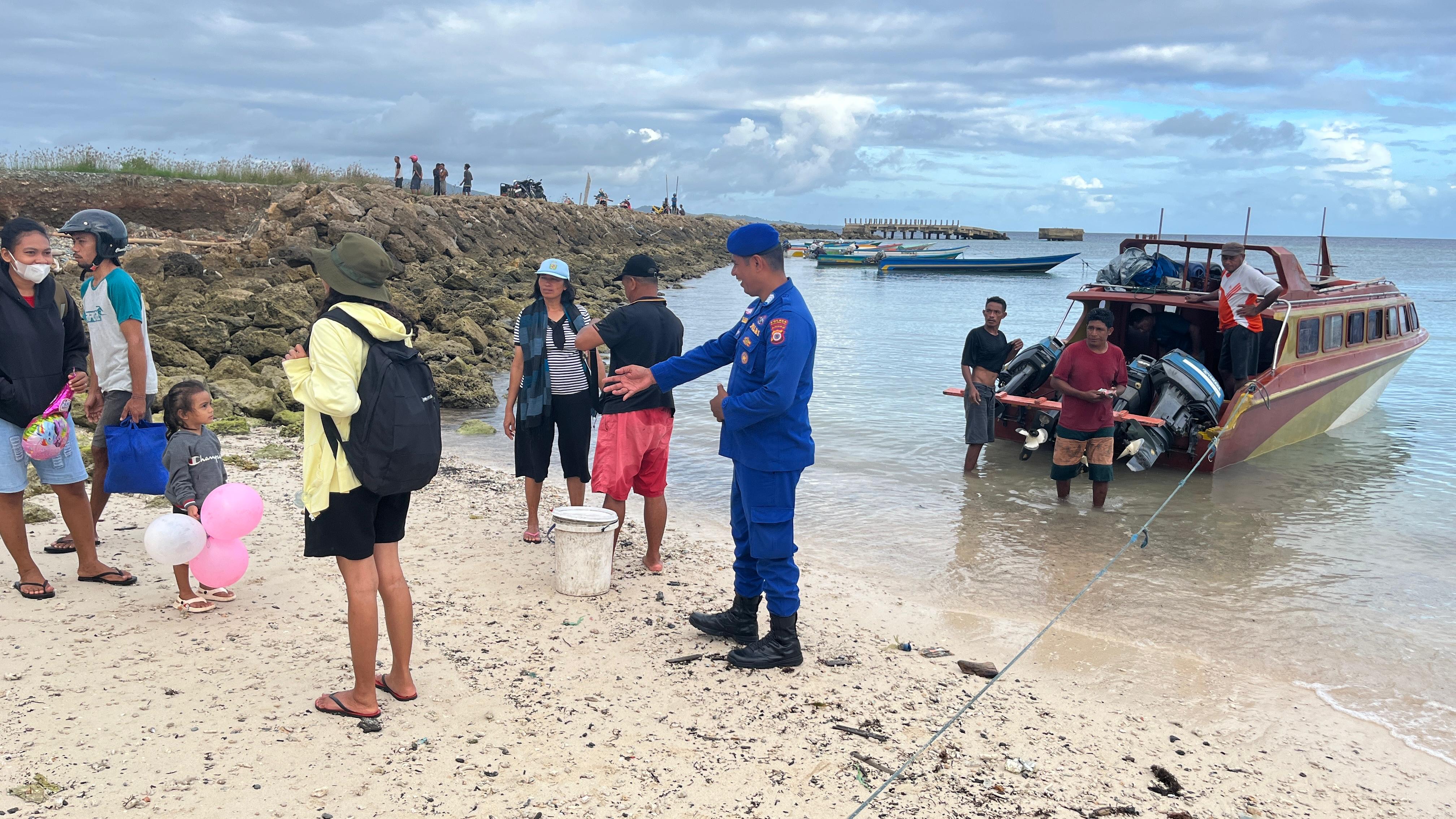Sat Polairud Polres MBD Pantau Aktifitas Penumpang Speedboat Penyeberangan Moa-Letti