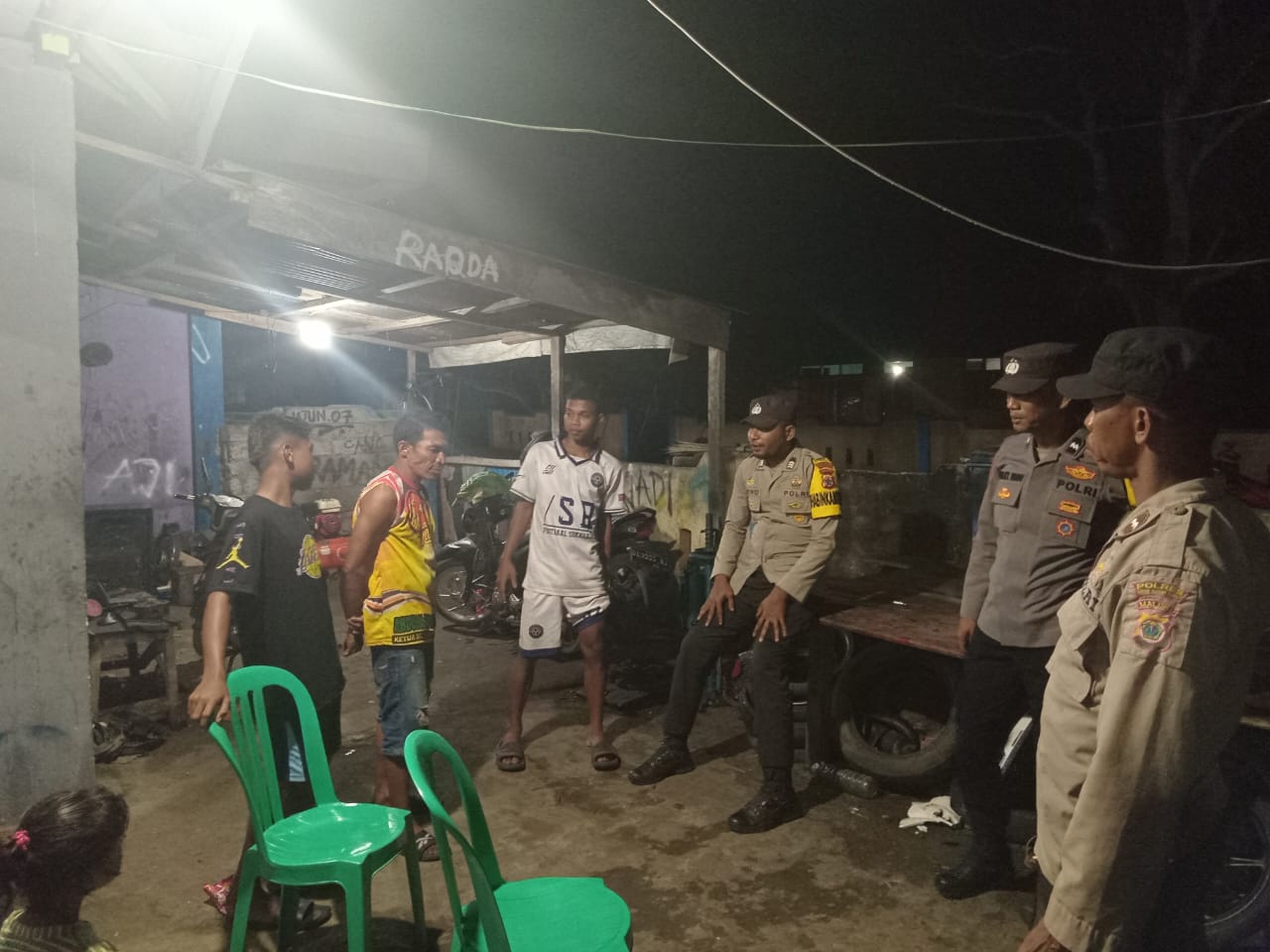 Patroli Malam Minggu, Personel Polsek Taniwel Timur Sambangi Remaja yang Sedang Nongkrong.