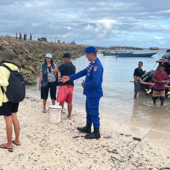 Sat Polairud Polres MBD Pantau Aktifitas Penumpang Speedboat Penyeberangan Moa-Letti