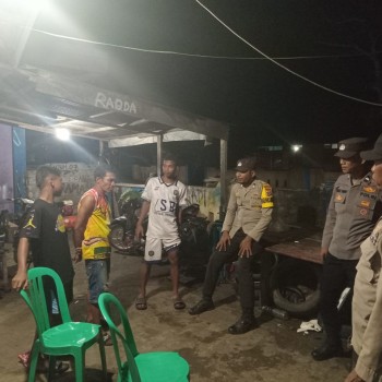 Patroli Malam Minggu, Personel Polsek Taniwel Timur Sambangi Remaja yang Sedang Nongkrong.