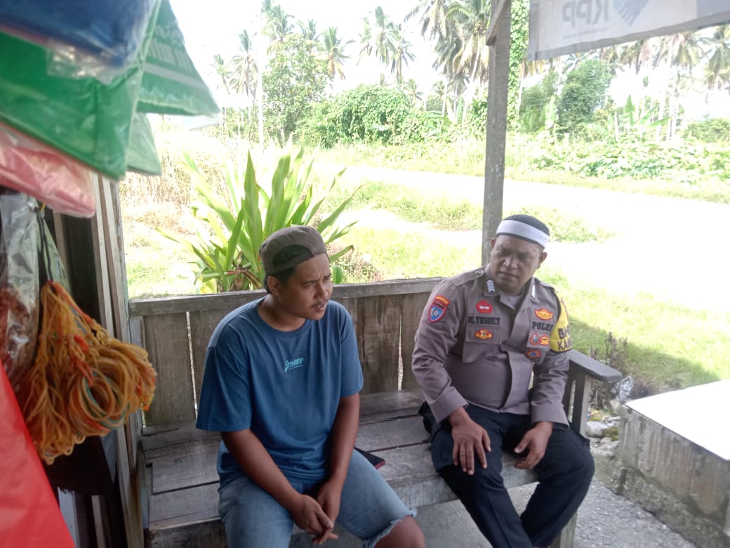 Ciptakan Situasi Yang Kondusif Bhabinkamtibmas Negeri Sepa Lakukan Door to Door System