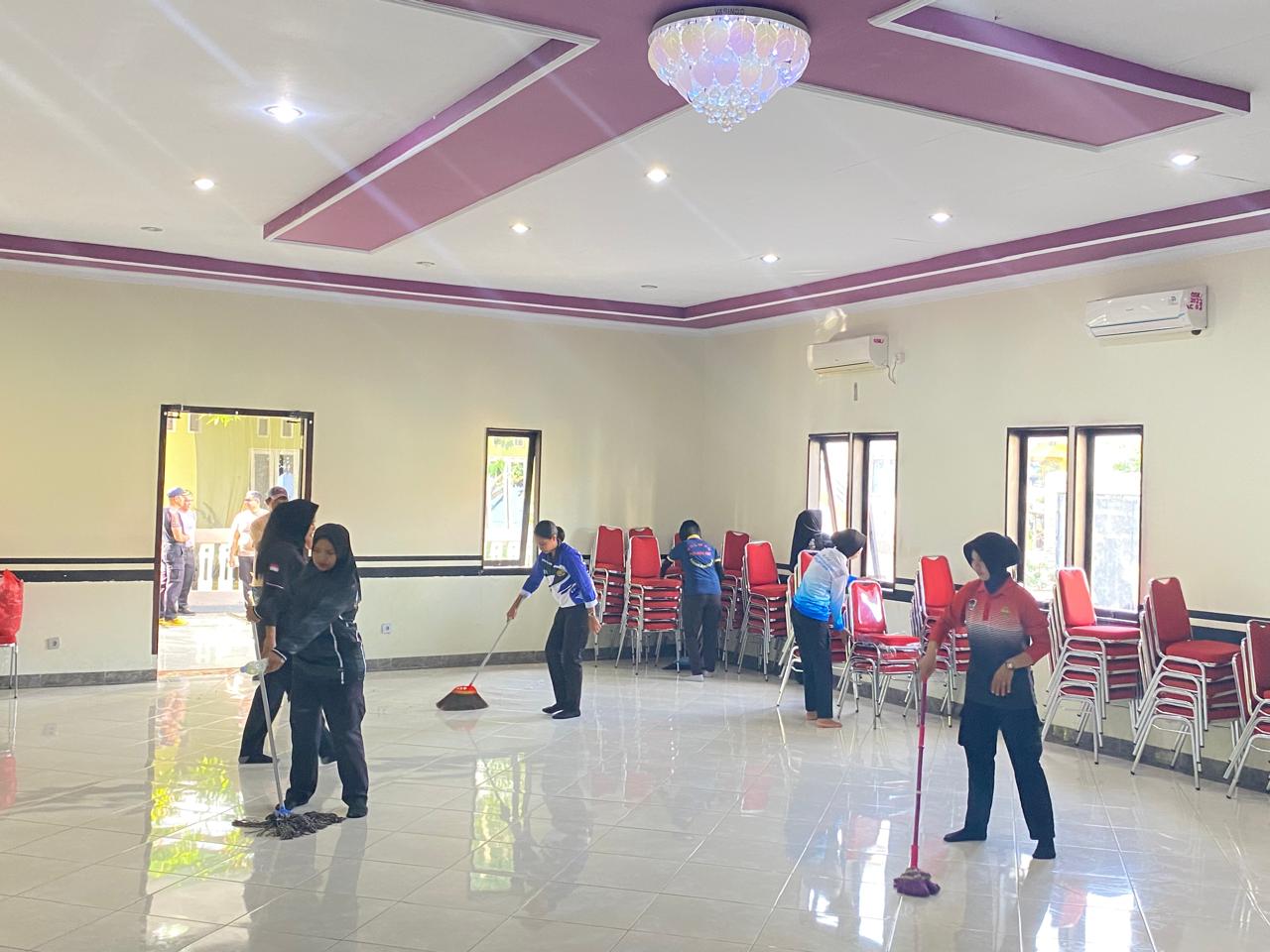 Bakti Religi, Polres SBT Laksanakan Pembersihan di Gereja Sinar Kasih Bula
